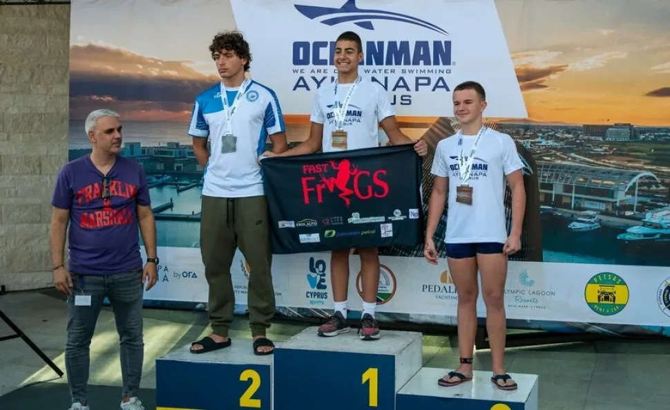Три призёра мужской категории на пьедестале с медалями Oceanman Три призёра мужской категории на пьедестале с медалями Oceanman