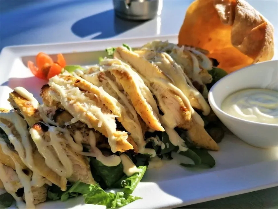 Хрустящая кукурузная корзиночка с куриным филе и кремовым соусом