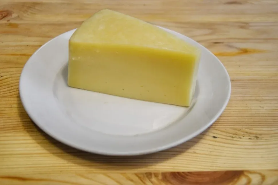 Куски моркови в кастрюле, готовые к варке согласно рецепту