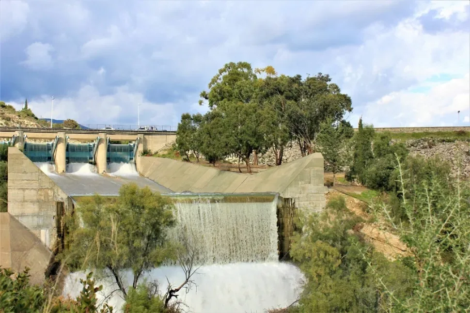 Продромос бетонный водосброс с каскадом воды и растительностью вокруг