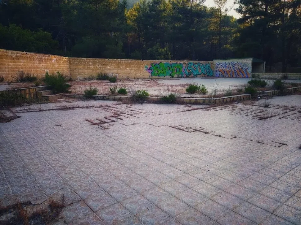 Территория заброшенного отеля