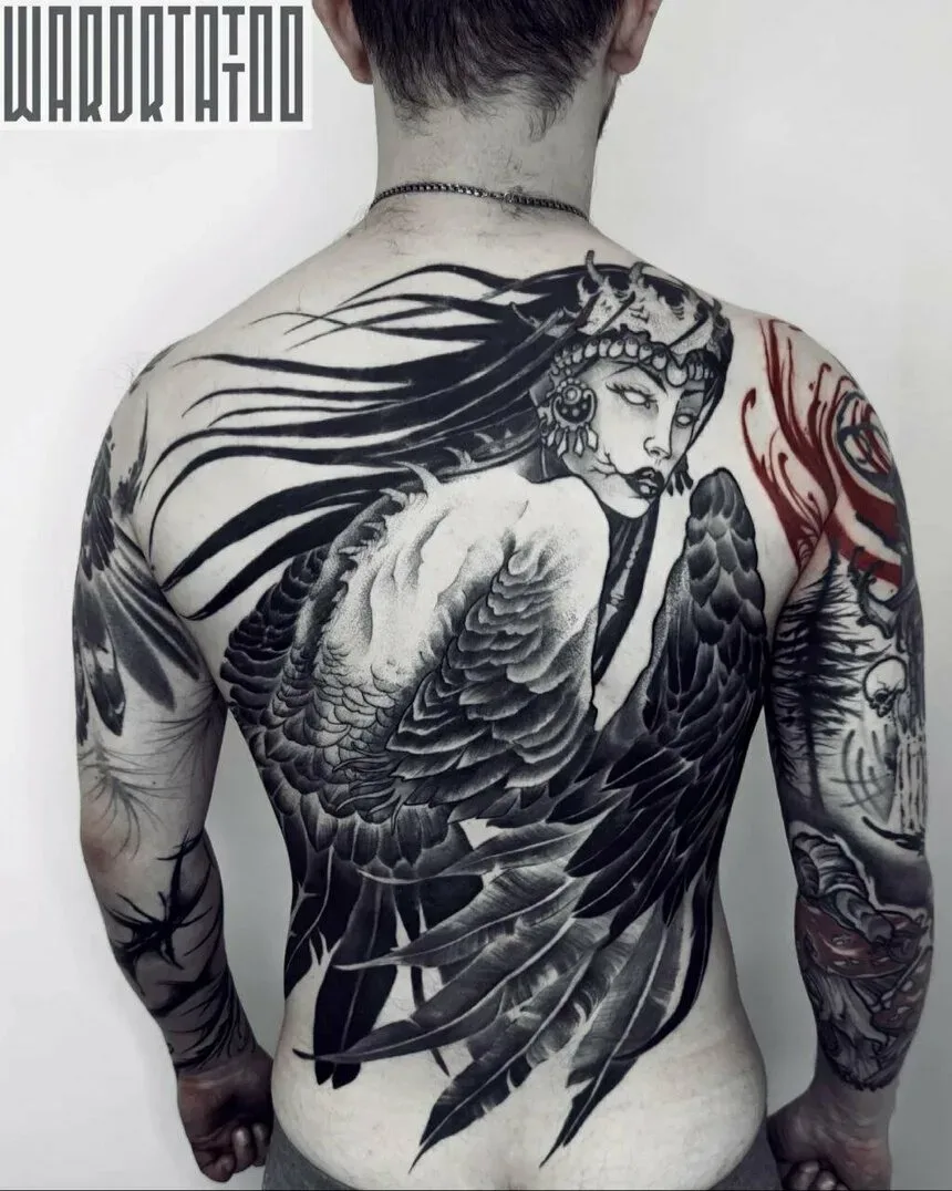 Спина с крупной чёрно‑серой ритуальной татуировкой мастера Wardrtattoo