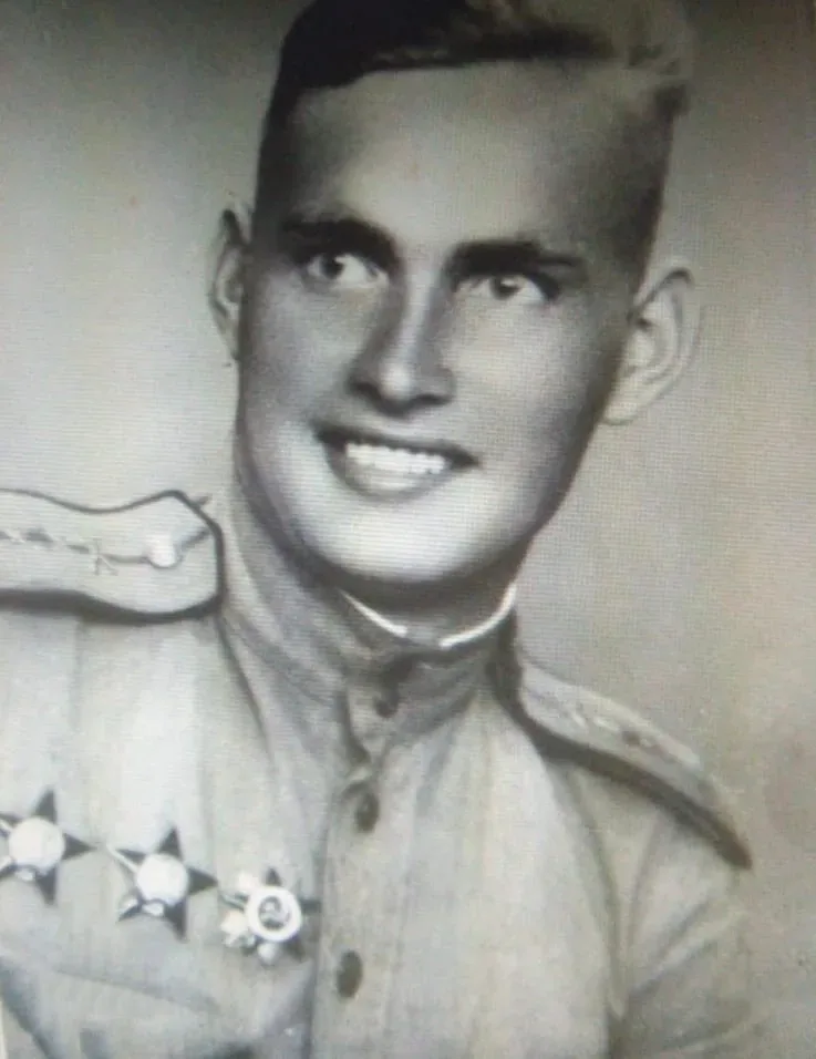 Записная военная страница с рукой и надписью 8 мая 1945 Записная военная страница с рукой и надписью 8 мая 1945