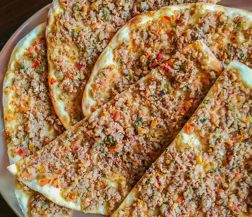 Кипрский лахмаджун с рубленым мясом и овощами