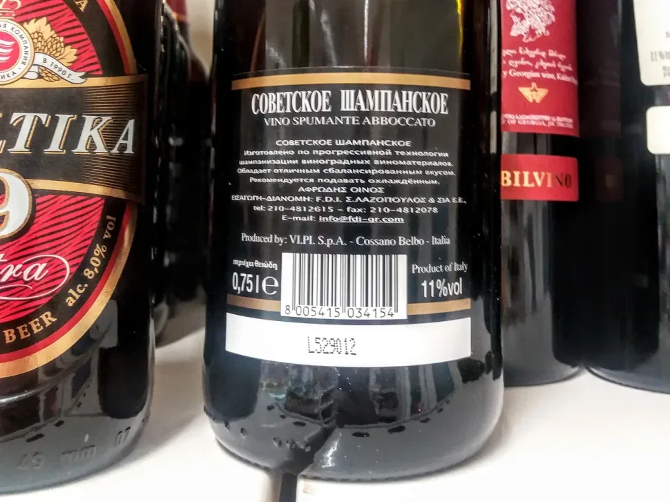 Пакеты киселя и сублимированные смеси с русскими надписями на полке магазина Пакеты киселя и сублимированные смеси с русскими надписями на полке магазина