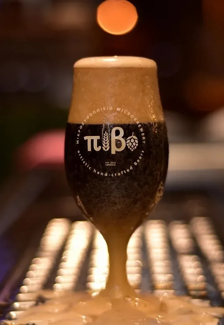 Разлив пива из крана в бокал ресторана Pivo под наклоном