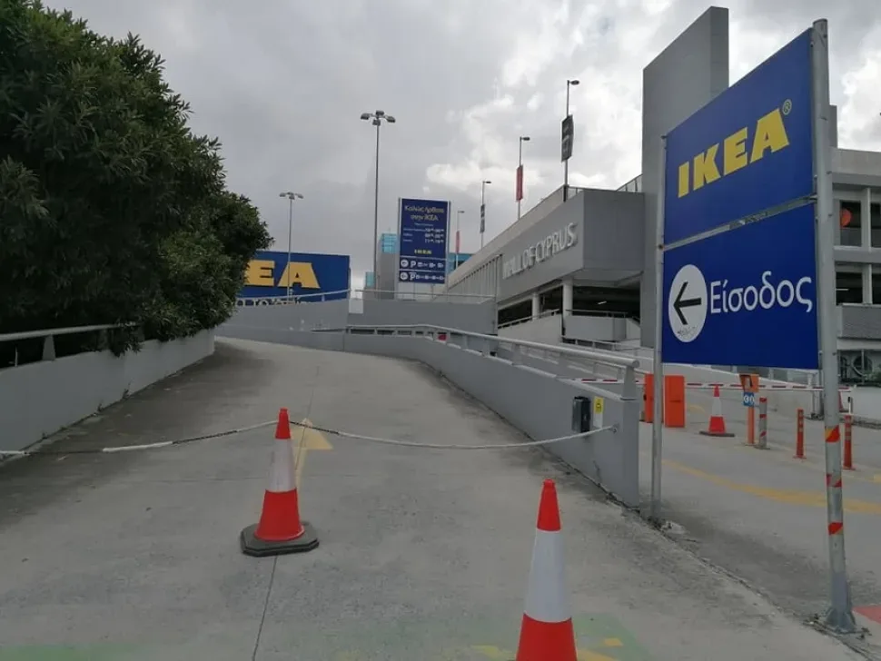 Пустая подъездная дорога и входная зона магазина IKEA