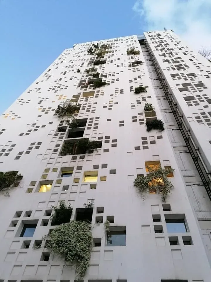 Фасад жилого небоскрёба Tower 25 с характерными квадратами