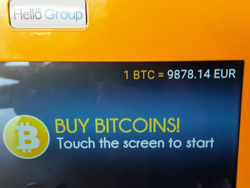 Экран банкомата с надписью Buy Bitcoins и курсом 1 BTC = 9878.14 EUR Экран банкомата с надписью Buy Bitcoins и курсом 1 BTC = 9878.14 EUR