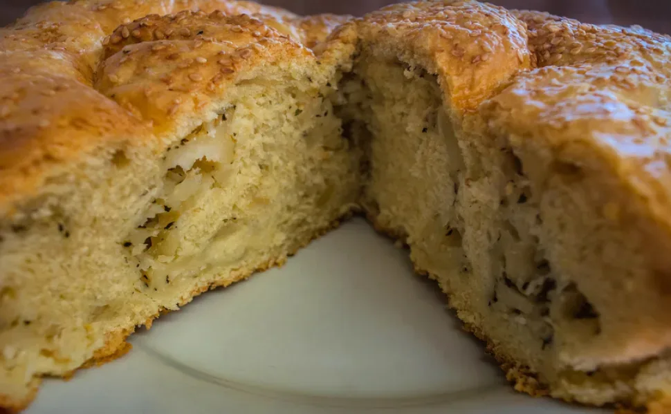 Порция Халумопиты с хрустящей коркой и кунжутом на тарелке