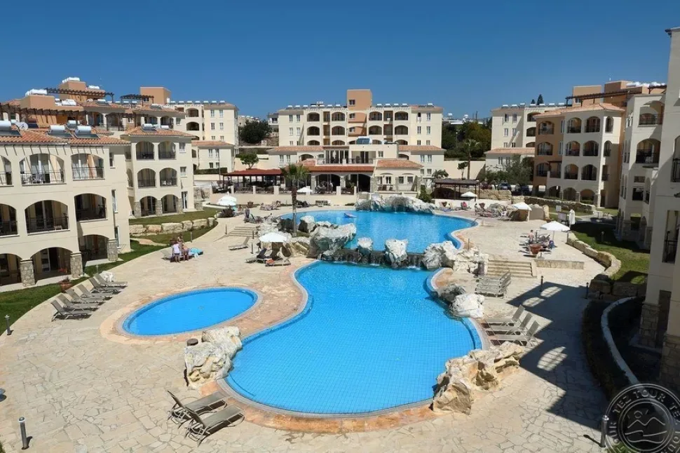 Вид на открытые бассейны и корпуса комплекса St Nicolas Elegant residence