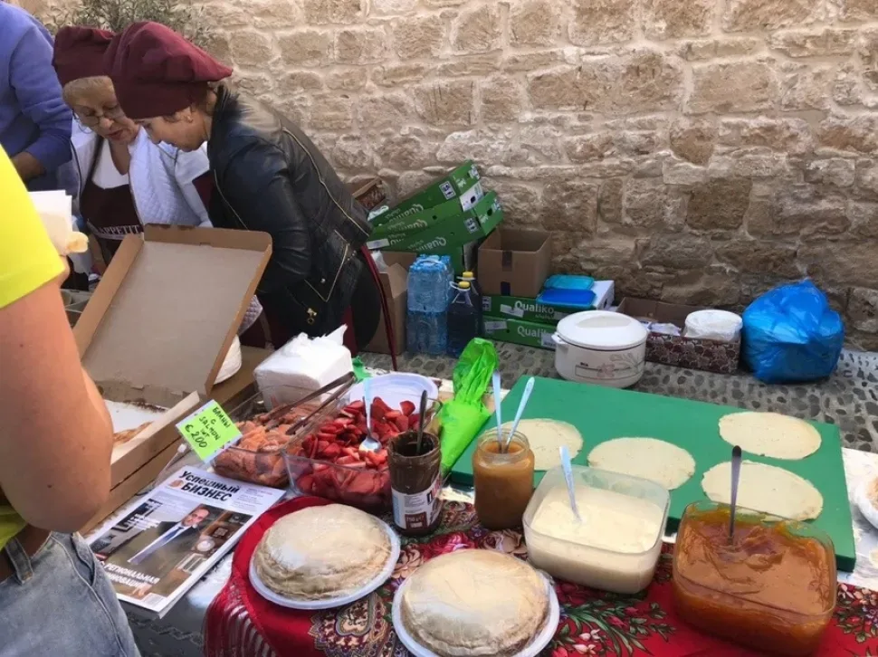 Прилавок с блинами, пирогами и вареньем на Масленице в Пафосе