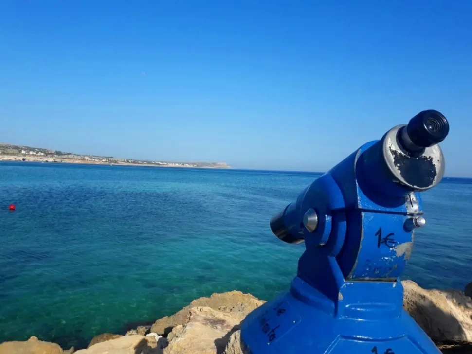 Смотровая подзорная труба и прозрачная морская вода Айя-Напы