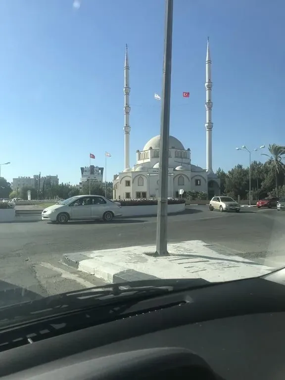 Современная мечеть с минаретами на фоне голубого неба в Фамагусте
