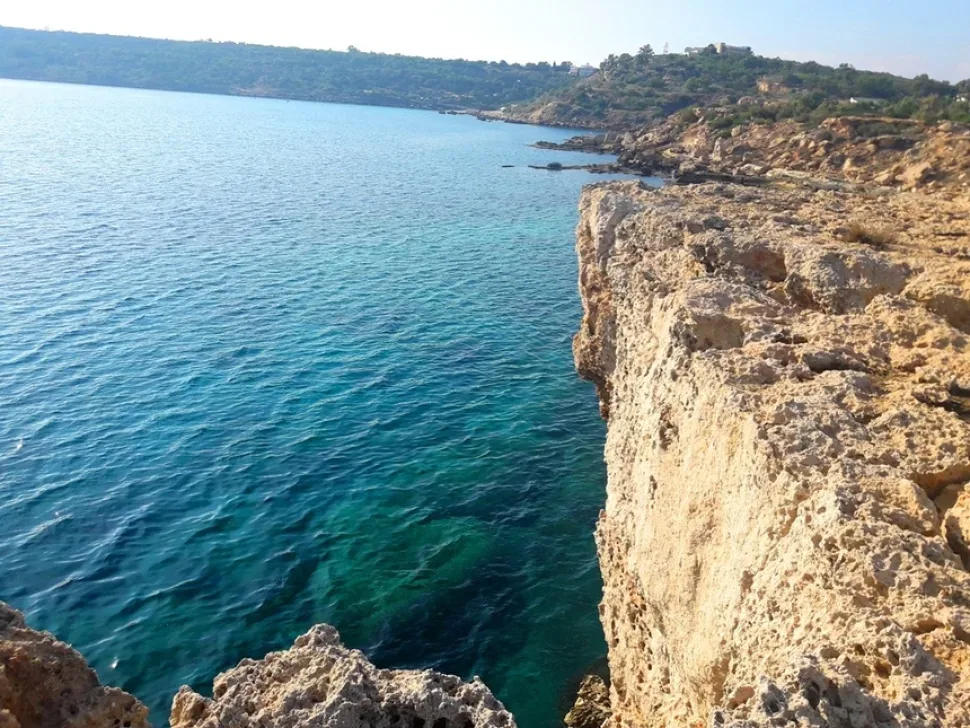 Утес с видом на прозрачное бирюзовое море и береговую линию