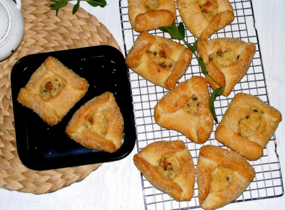 Кусок Флаунес с изюмом на кухонном полотенце Кусок Флаунес с изюмом на кухонном полотенце
