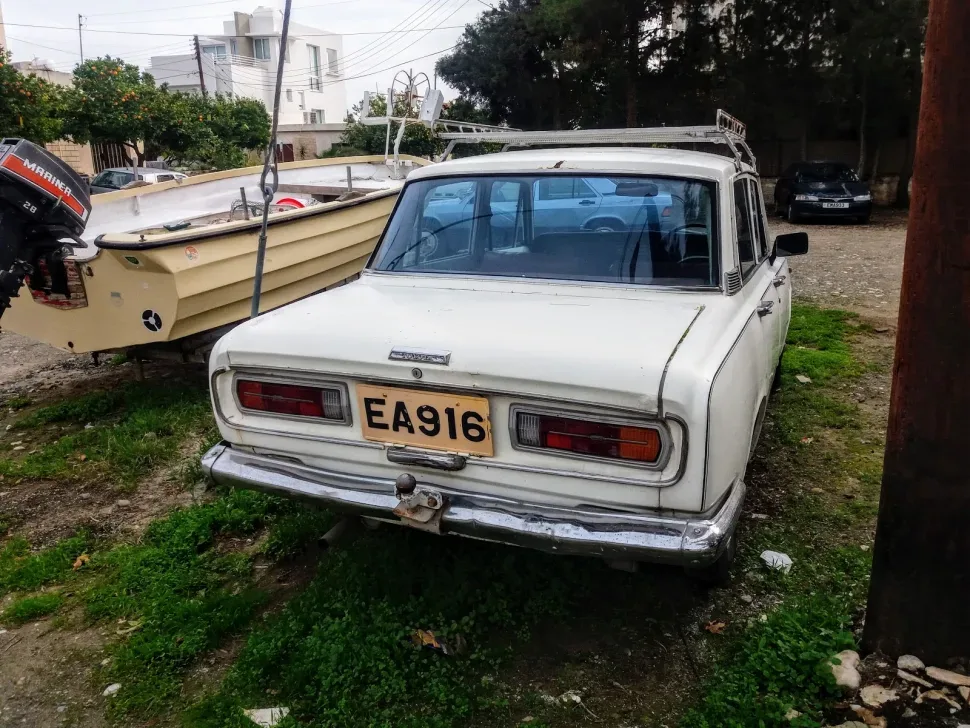 Задняя часть Toyota Corona T40 с кипрским номером и прицепной сцепкой