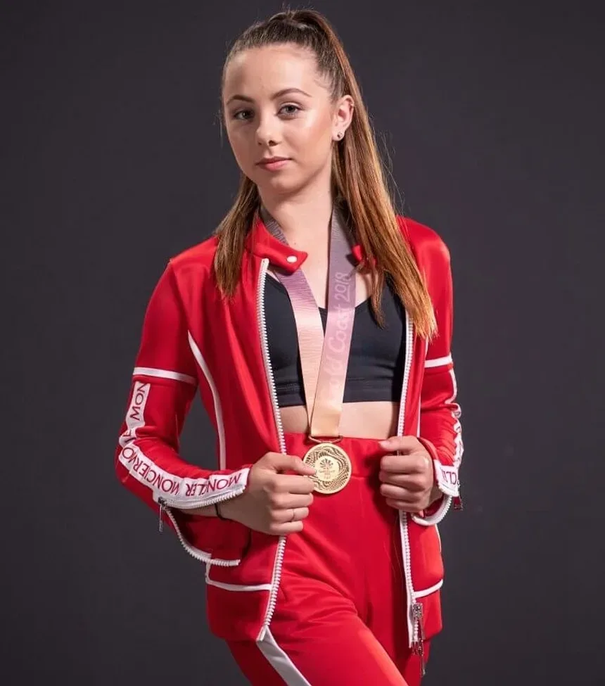 Выпускница клуба ATHANASIA с медалью Commonwealth Games на шее