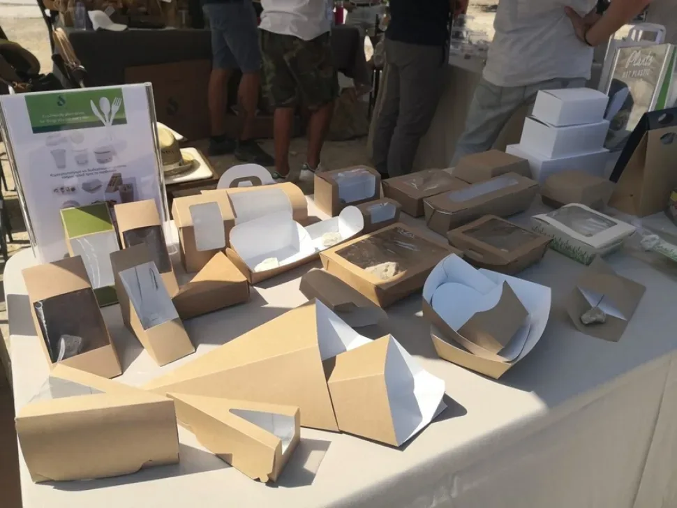 Кулончики из крышек от бутылок выставлены в коробке как украшения