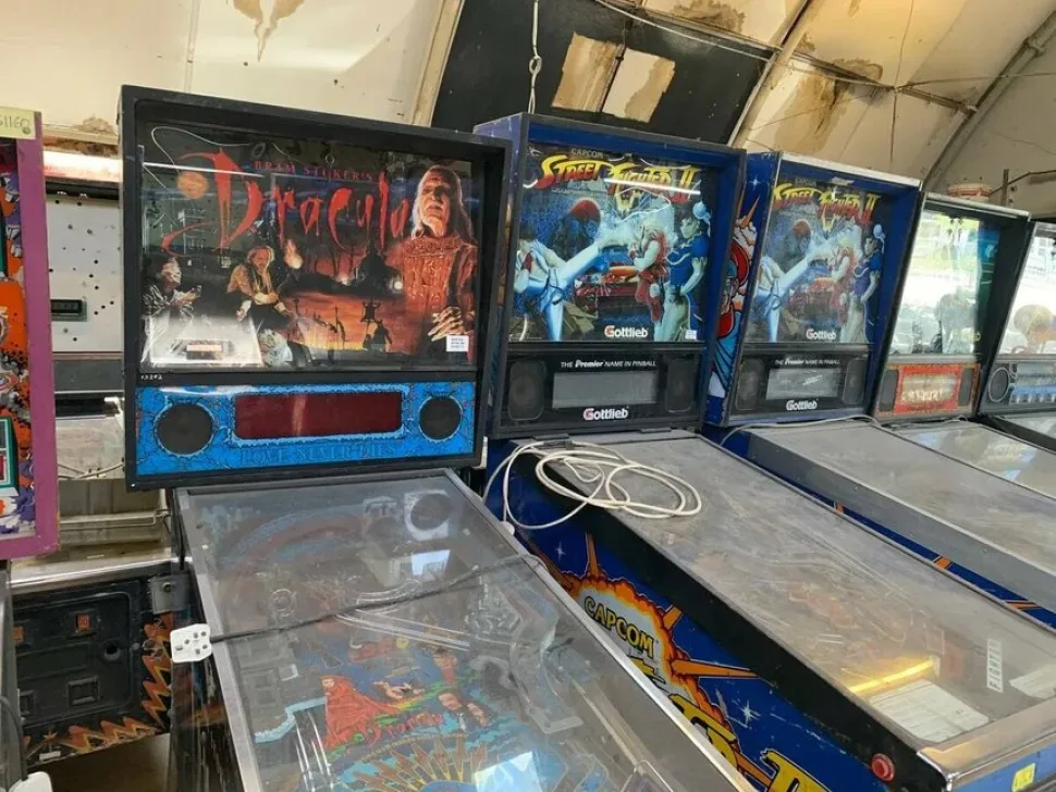 Несколько пинбол-машин с игровыми панелями Street Fighter и спорттемой