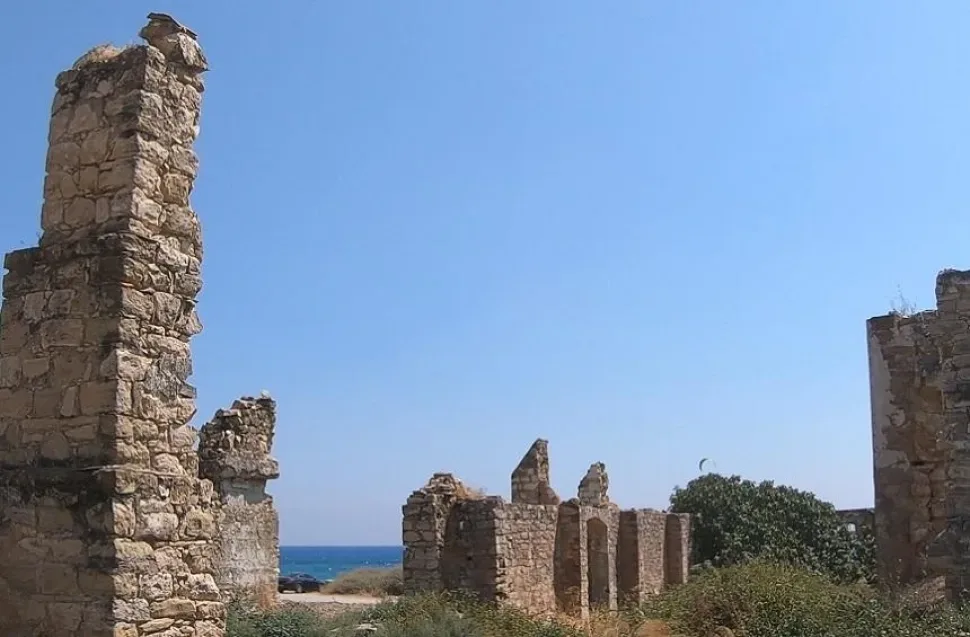 Разрушенные каменные развалины у моря на пляже Авдиму