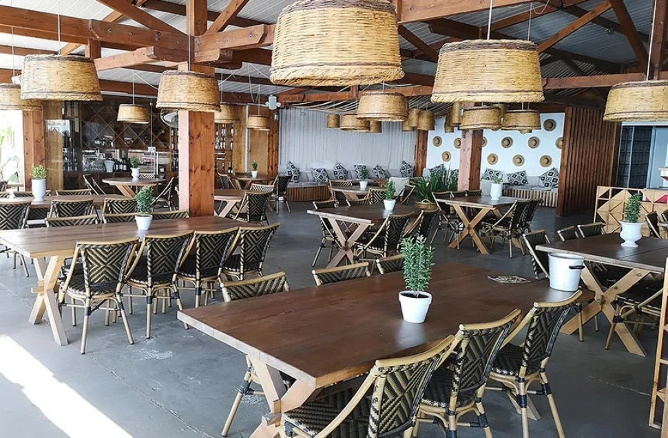 Кальян на барной стойке и вид на марину Aplostra Beach Bar