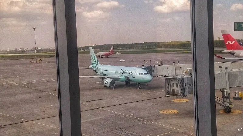Самолёт авиакомпании Cyprus Airways у телетрапа в аэропорту