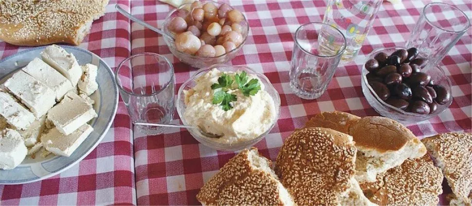 Лепешки с кунжутом, халлуми и соус тахини на семейном столе Лепешки с кунжутом, халлуми и соус тахини на семейном столе