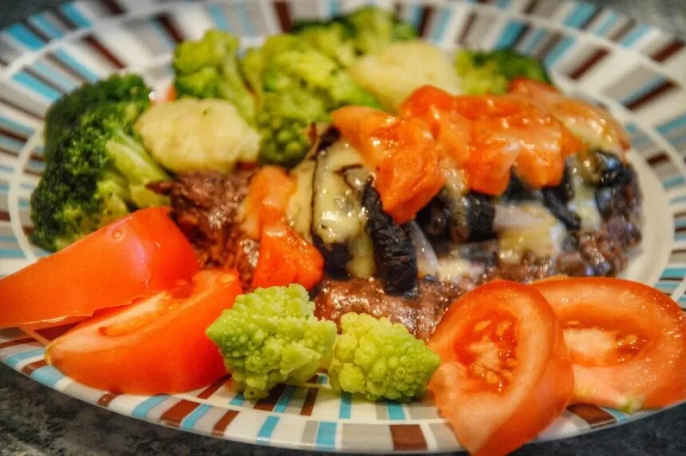 Аппетитная отбивная из говядины с курагой, сыром и овощной смесью
