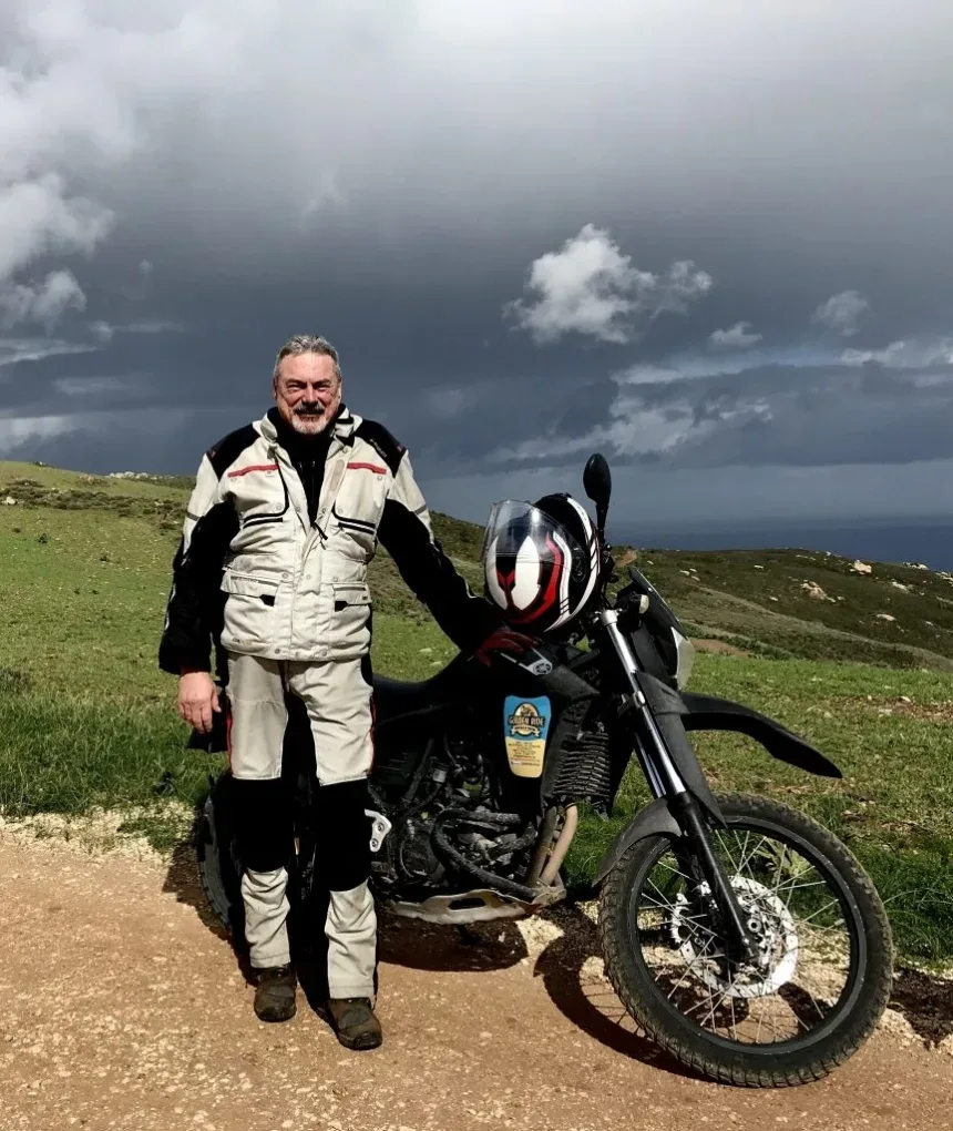 Мотоцикл Yamaha XT600R на прибрежной дороге Кипра