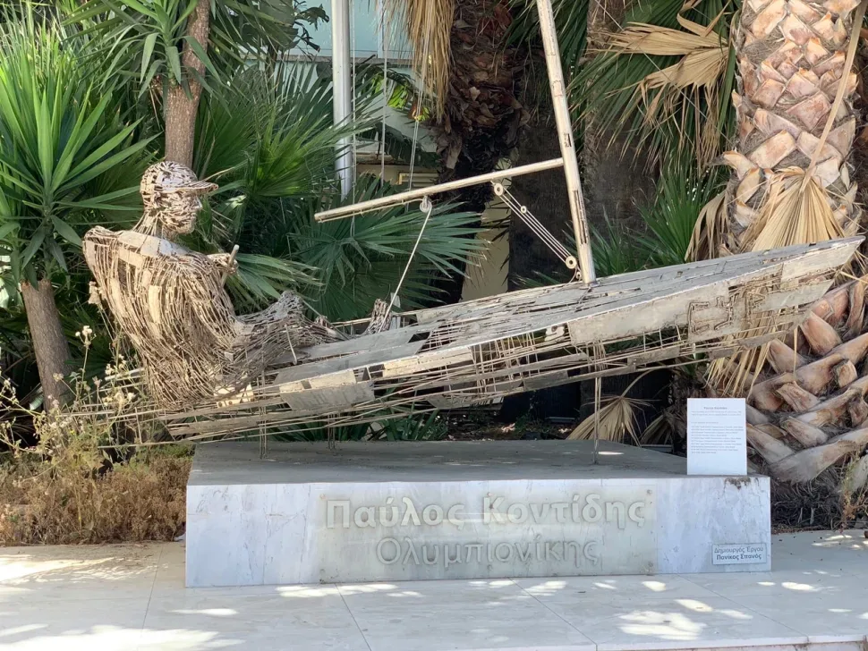 Скульптура гребца из металла рядом с Limassol Nautical Club