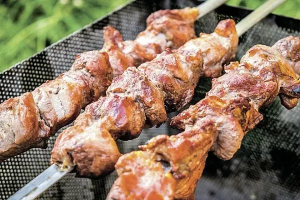 Шампуры с жареным мясом как пример ярмарочной еды на кипрских фестивалях
