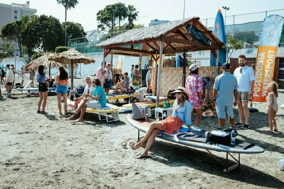 Пляжная лаунж-зона Poseidonia Watersport с лежаками и арендуемым снаряжением Пляжная лаунж-зона Poseidonia Watersport с лежаками и арендуемым снаряжением