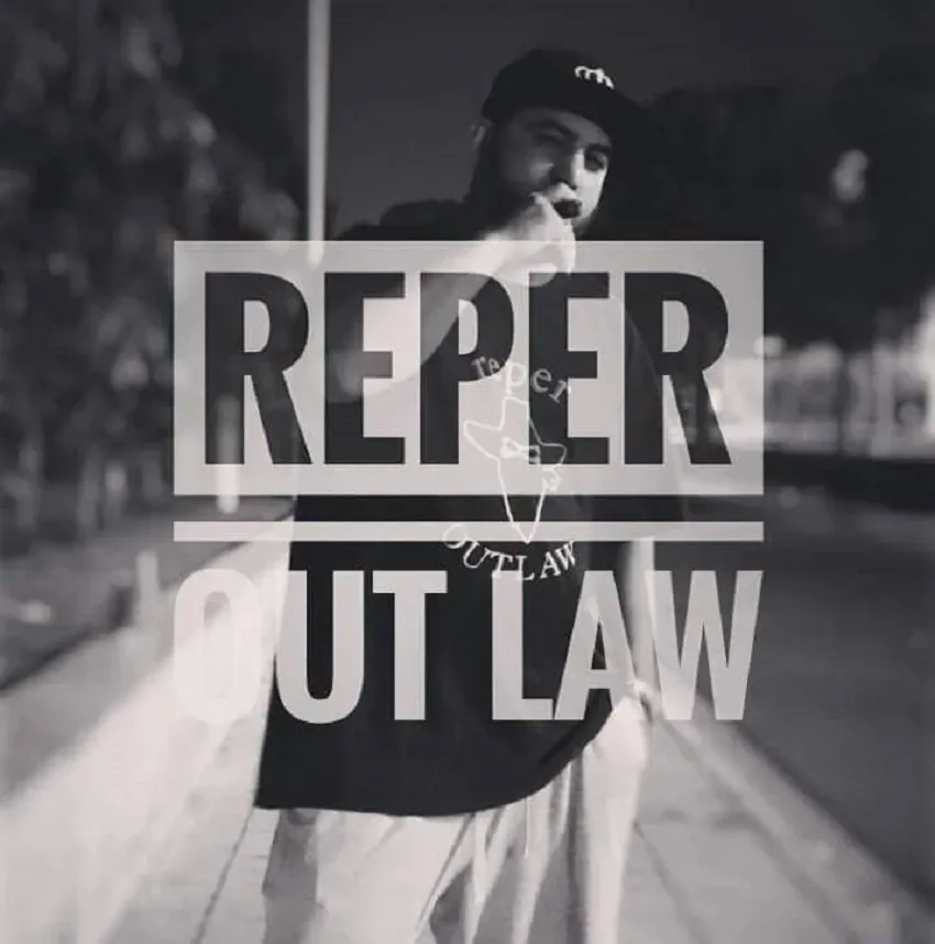 Sergio Reper Outlaw в кепке на ночной улице с крупным логотипом Reper Outlaw