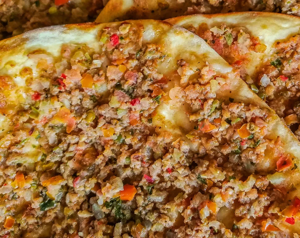 Хрустящие края лахмаджуна с тонким слоем мясной начинки