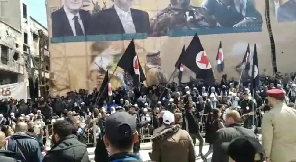 Митинг ССНП с многочисленными флагами у большой уличной сцены Митинг ССНП с многочисленными флагами у большой уличной сцены