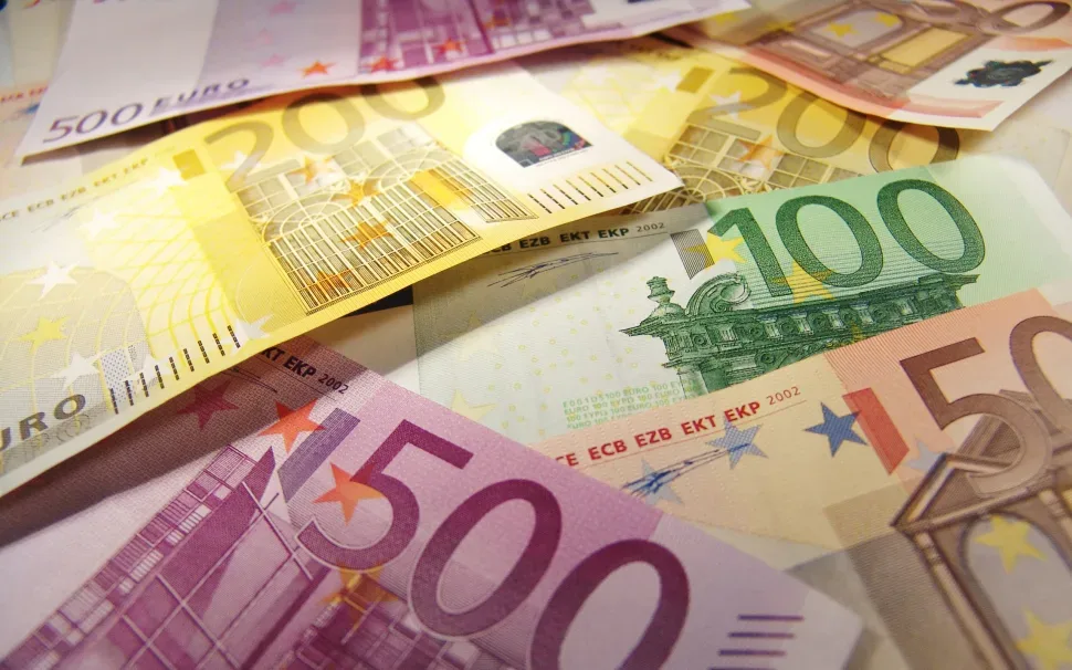 Разложенные купюры евро разных номиналов 500 100 и 50