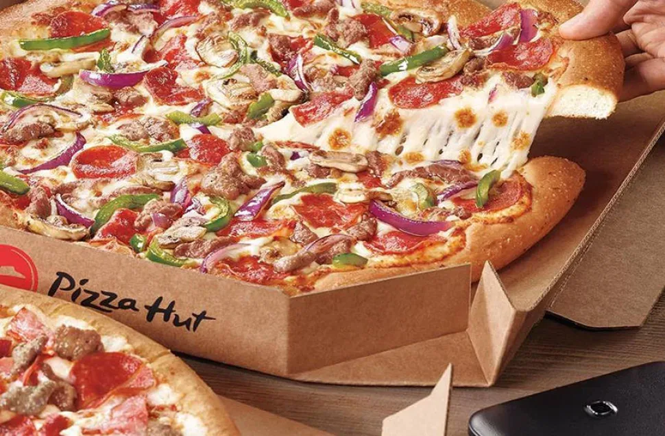 Пицца Pizza Hut в коробке с тянущимся расплавленным сыром Пицца Pizza Hut в коробке с тянущимся расплавленным сыром