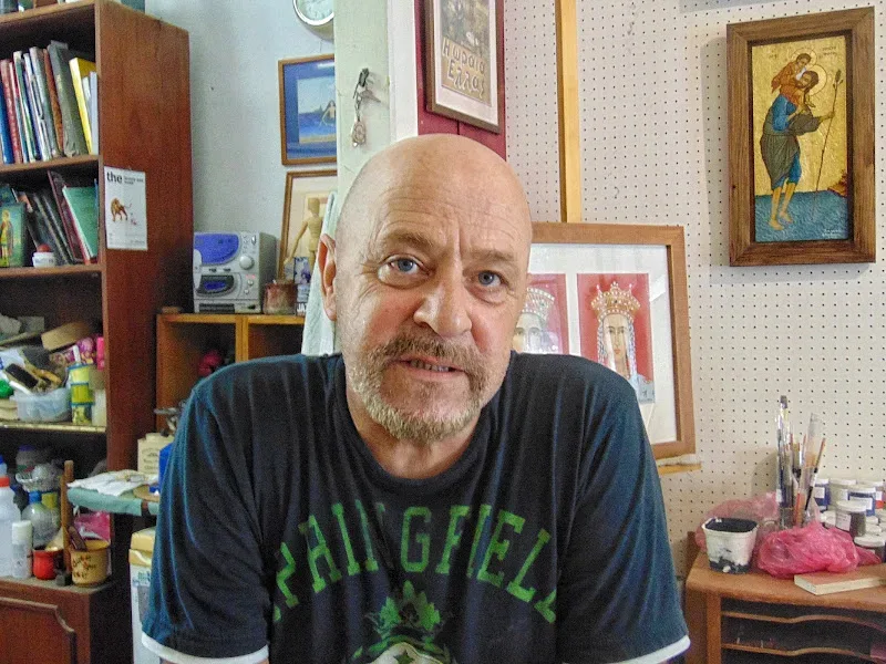 Портрет Феодосиса Феодосиу в его студии с иконами на стене