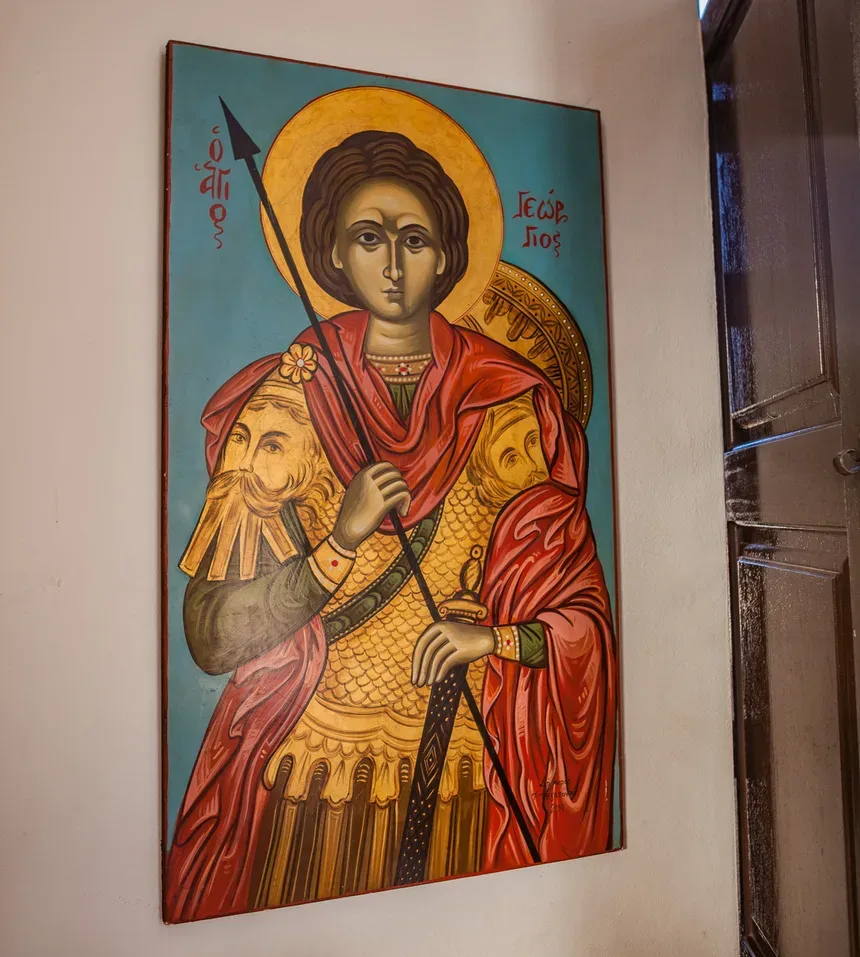 Поклонный киот с серебряной рельефной иконой Святого Георгия