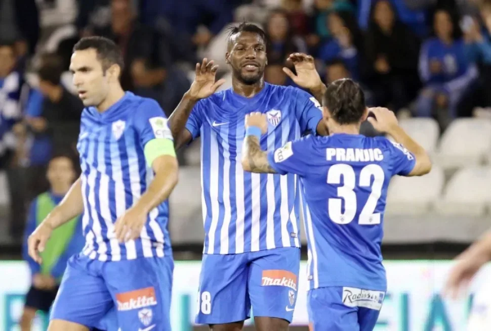 Игроки в сине‑белой форме ANORTHOSIS поздравляют друг друга после гола