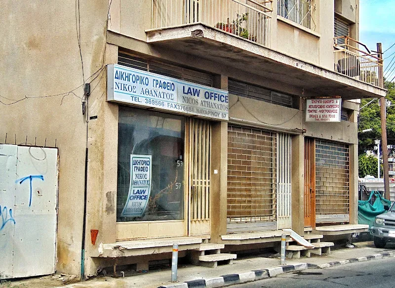 Заброшенное юридическое бюро с вывеской LAW OFFICE Nicos Athanatos на Кипре