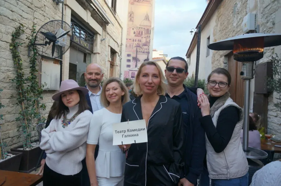 Коллектив Русского художественного театра за столом перед выступлением