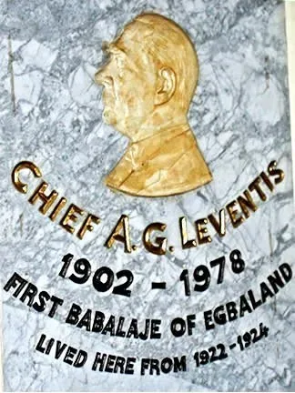 Барельеф с надписью Chief A G Leventis и годами жизни Левентиса Барельеф с надписью Chief A G Leventis и годами жизни Левентиса