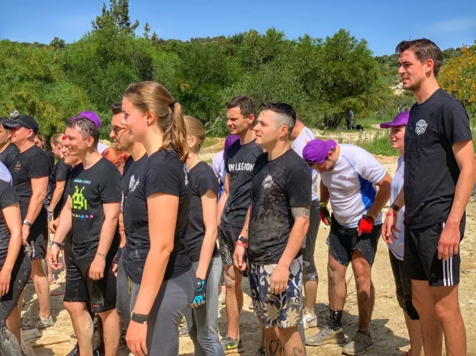 Группы участников Legion Run выстраиваются и готовятся к полосе препятствий