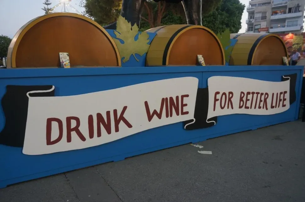 Декорация с бочками и надписью «DRINK WINE FOR BETTER LIFE» на фестивале Декорация с бочками и надписью «DRINK WINE FOR BETTER LIFE» на фестивале