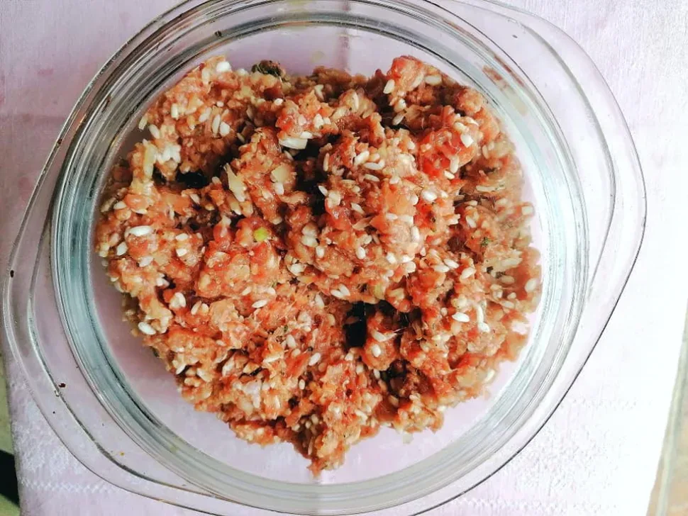 Мясной фарш с рисом и специями, готовый убрать на холод Мясной фарш с рисом и специями, готовый убрать на холод