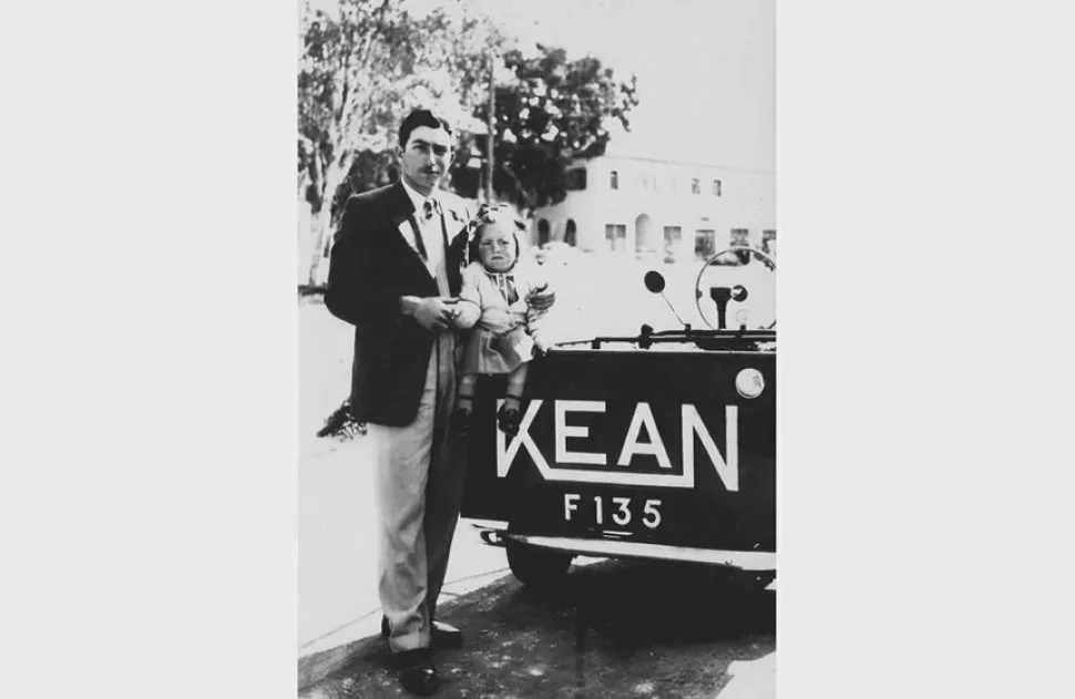 Въезд и фасад фабрики KEAN с рекламным щитом у главного входа