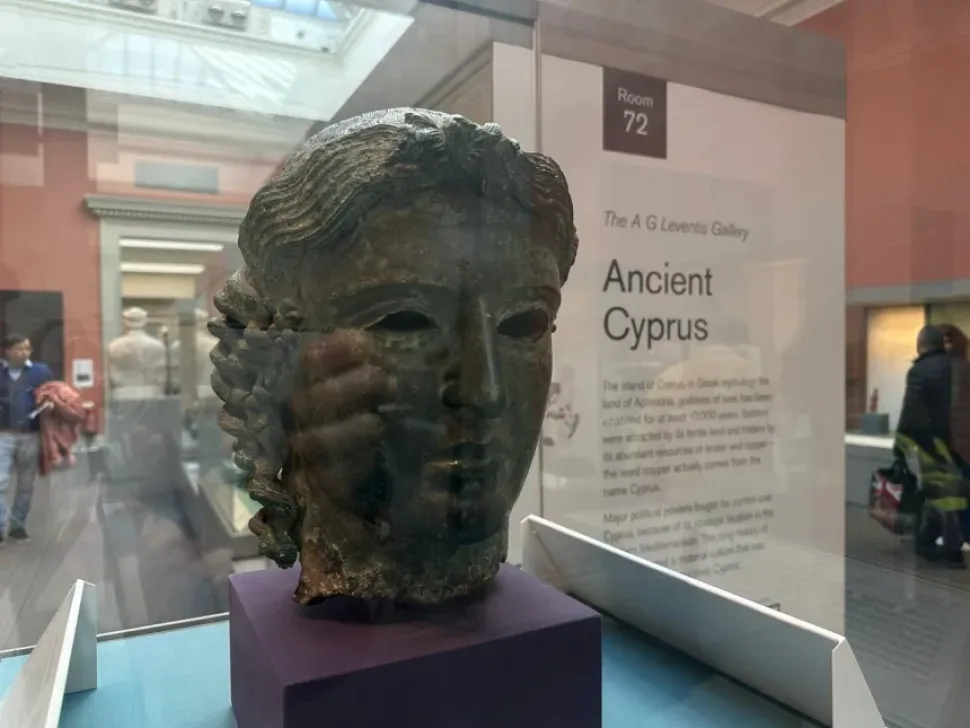 Фронтальный вид головы бронзовой статуи Аполлона в зале Ancient Cyprus