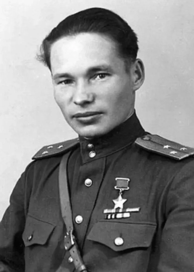 Молодой солдат в фуражке на студийной военной фотокарточке Молодой солдат в фуражке на студийной военной фотокарточке